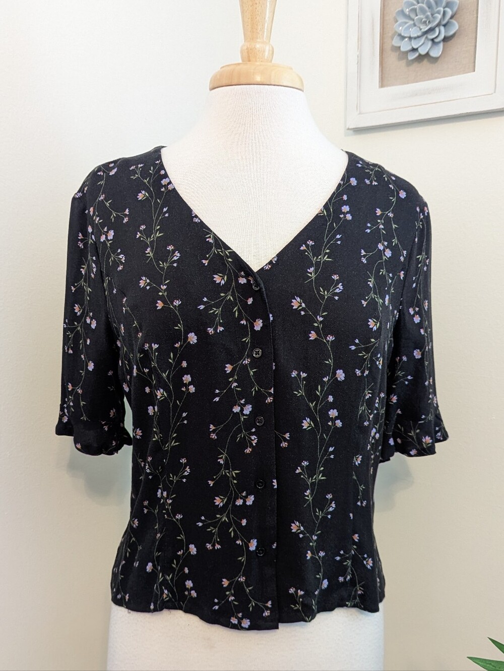 Elodie Black Floral V Neck Short Sleeve Button Front With Lace-Up Back Top Large